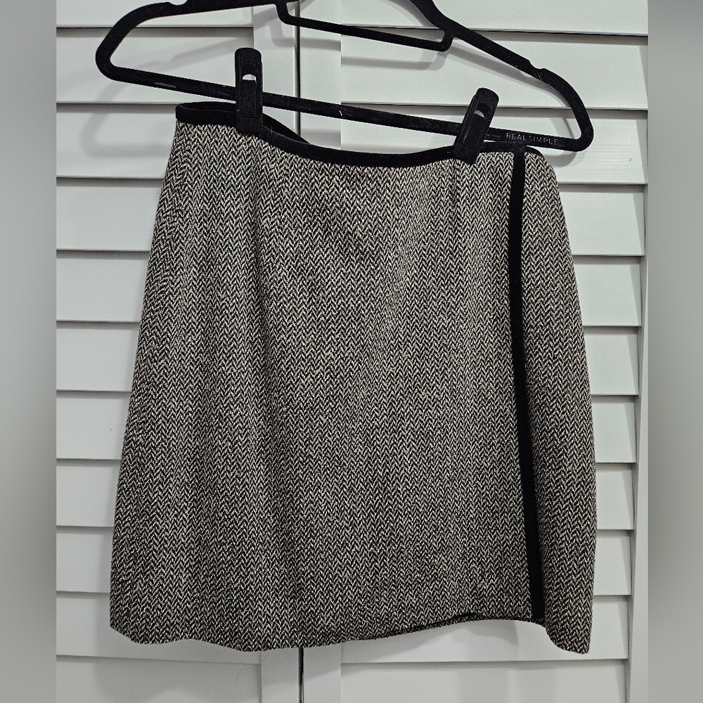 NWOT. Ann Taylor B & W Wool/Silk Skirt. 10